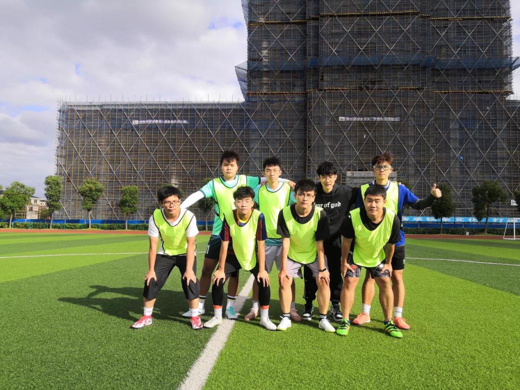 足球社举办新生对抗赛活动